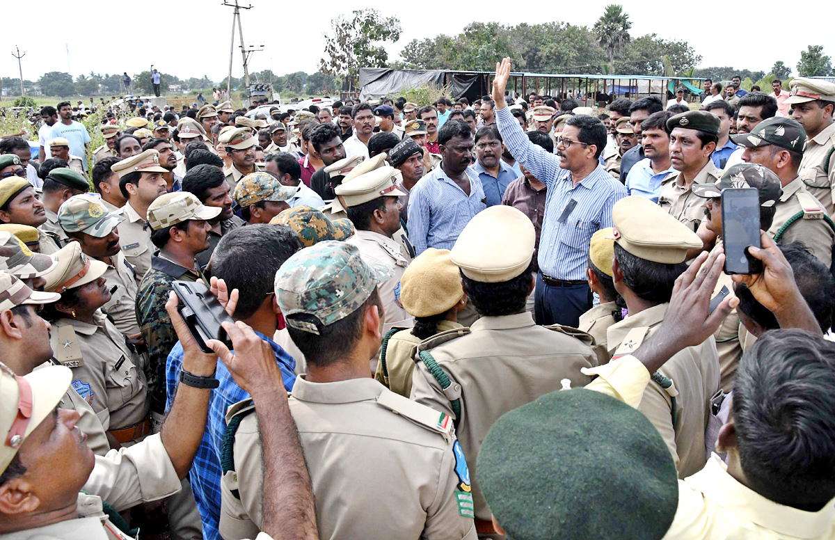 Officials Rushed To Funerals Of Forest Range Officer Srinivasa Rao - Sakshi26