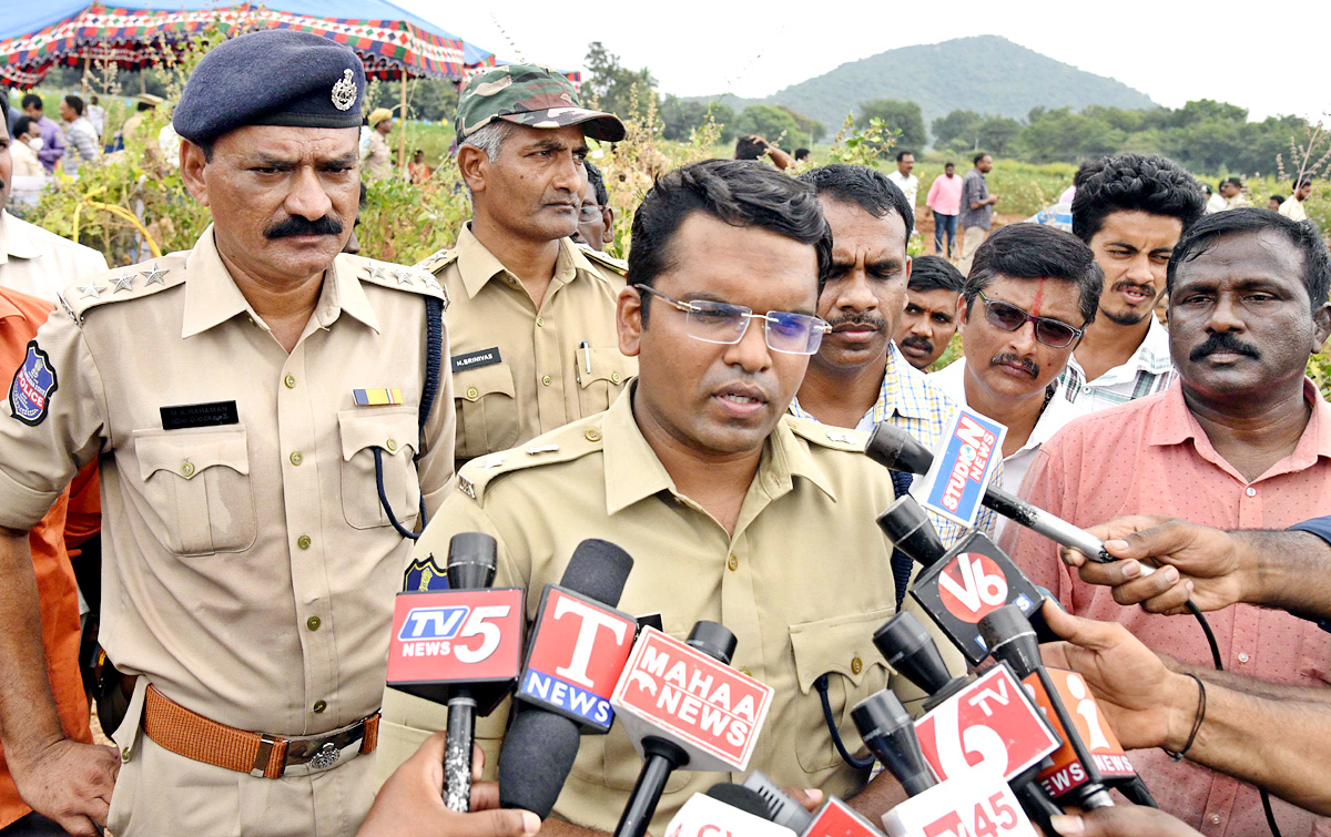 Officials Rushed To Funerals Of Forest Range Officer Srinivasa Rao - Sakshi27