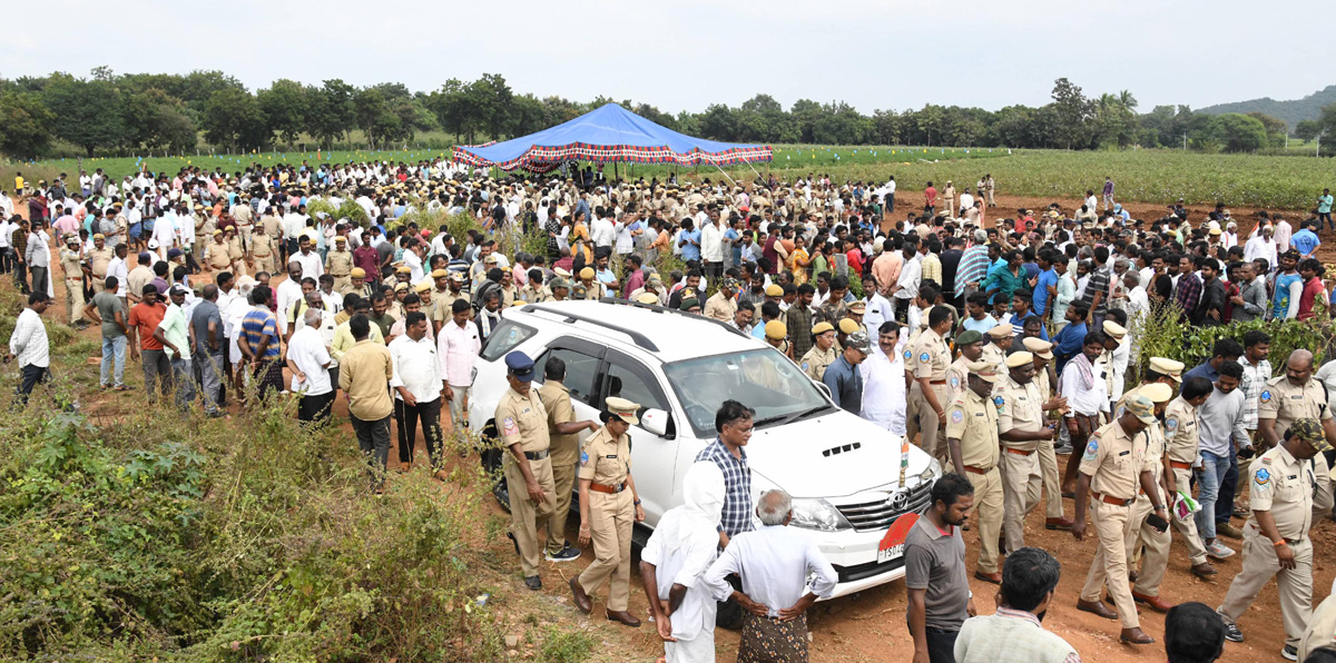 Officials Rushed To Funerals Of Forest Range Officer Srinivasa Rao - Sakshi28