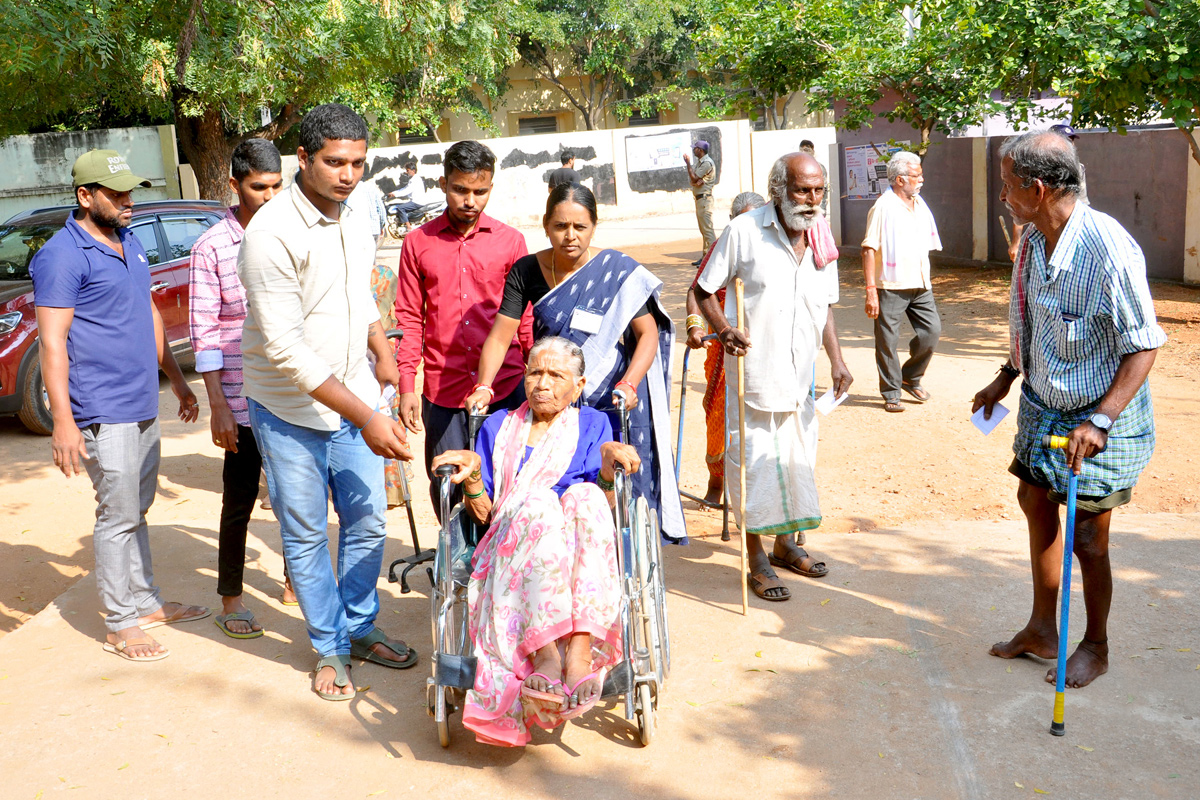 Munugode By Election Polling Photos - Sakshi5