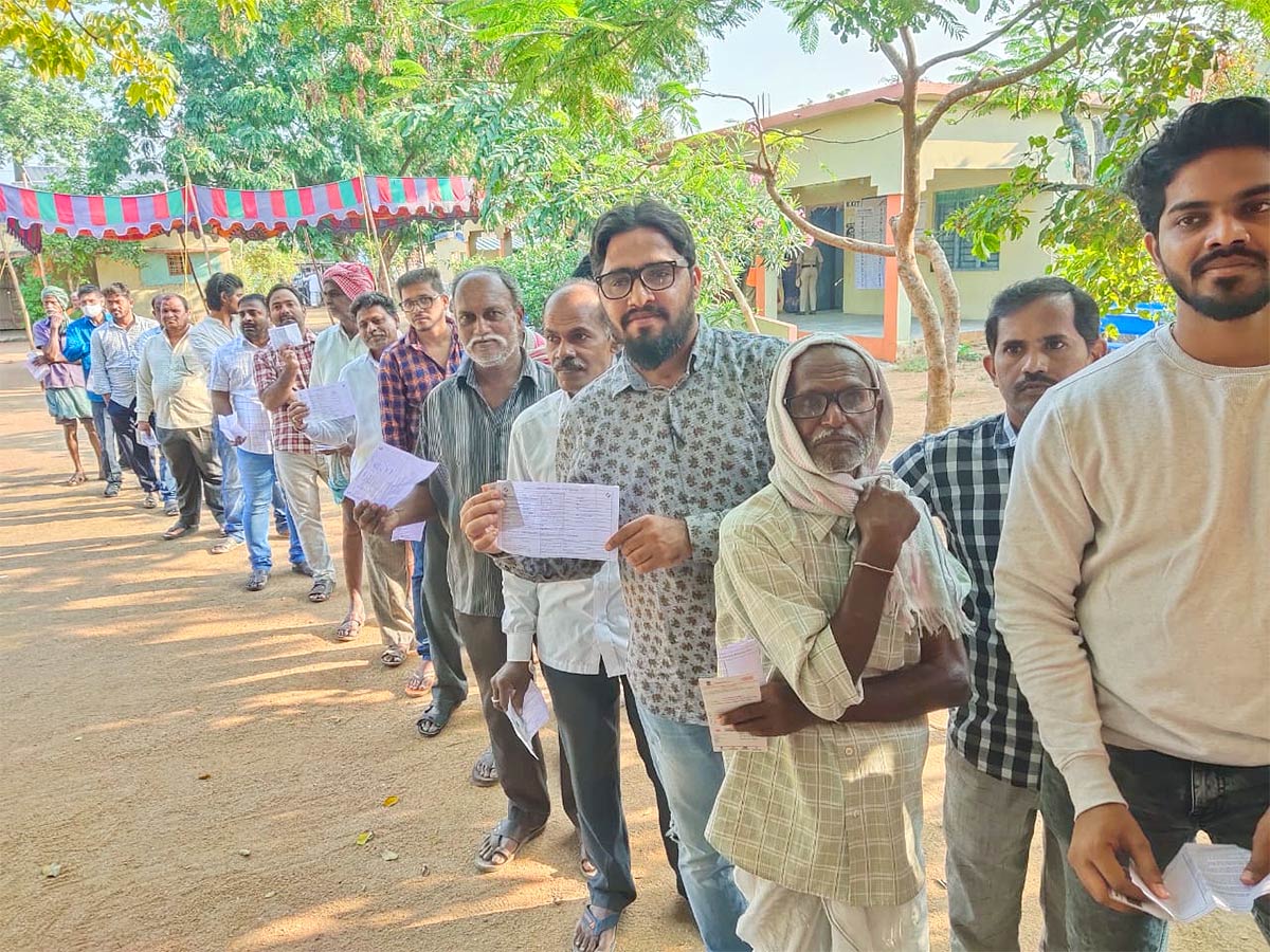 Polling under way in Telangana Munugode assembly constituency byepoll - Sakshi1