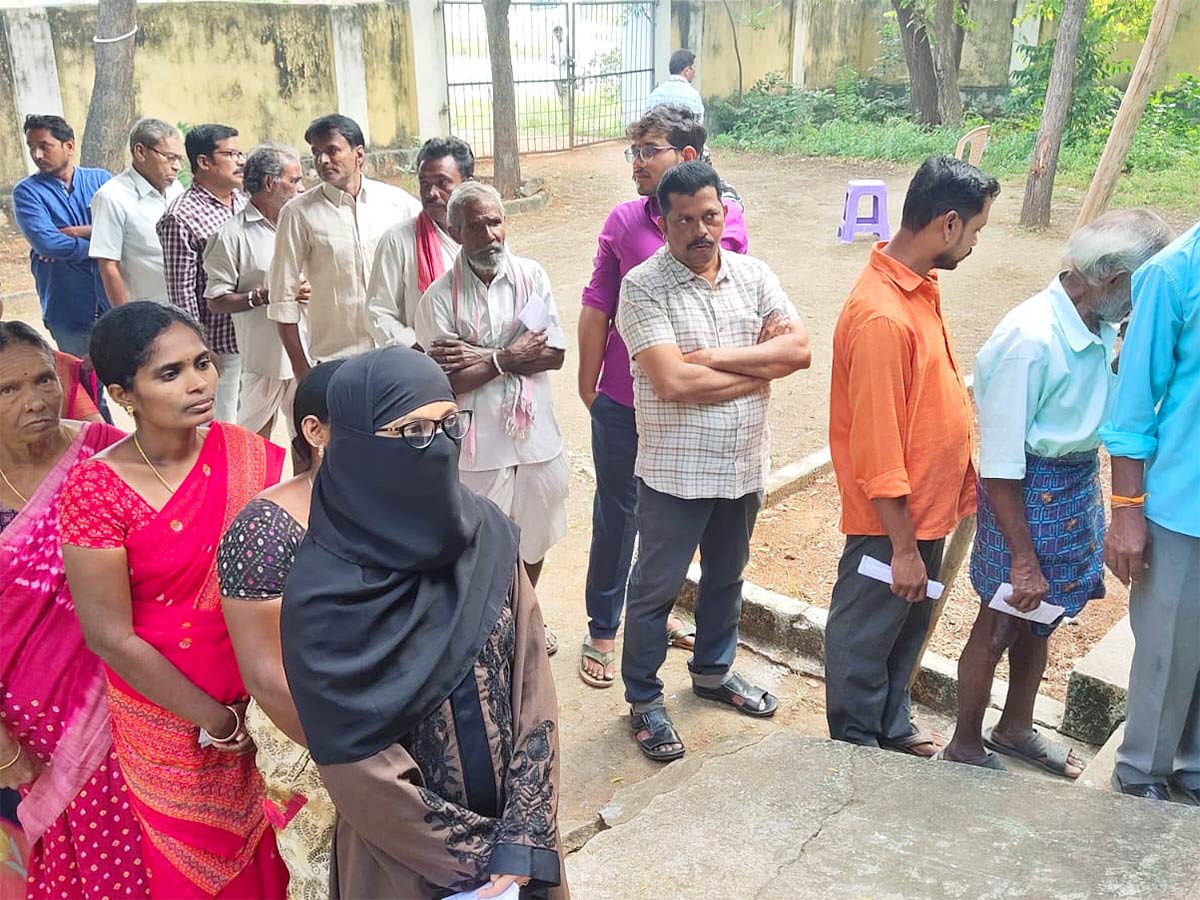 Polling under way in Telangana Munugode assembly constituency byepoll - Sakshi2