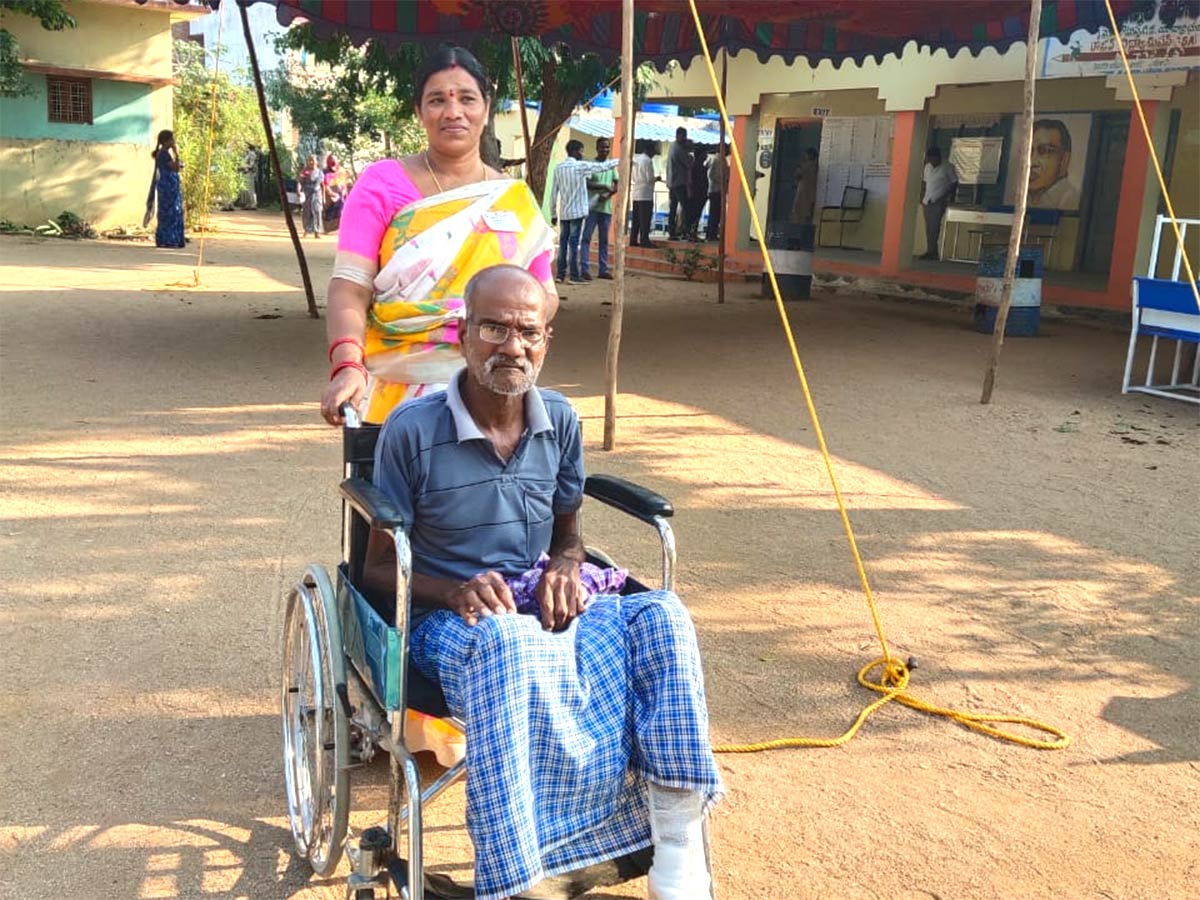 Polling under way in Telangana Munugode assembly constituency byepoll - Sakshi3