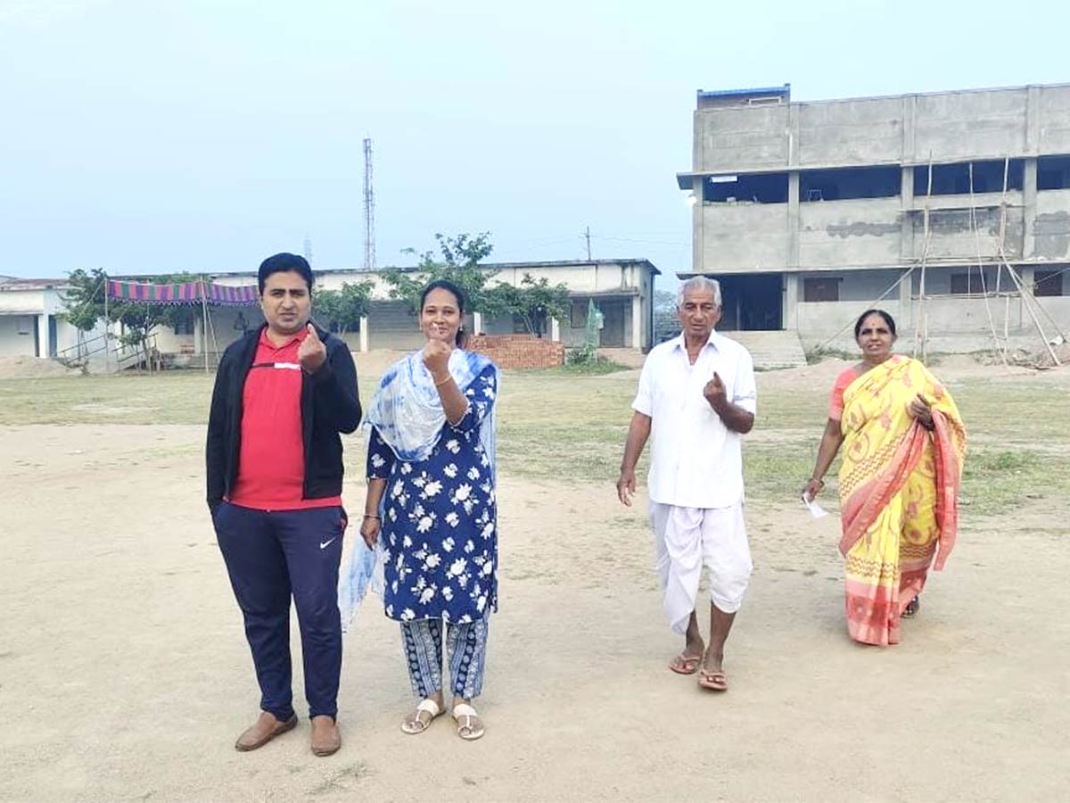 Polling under way in Telangana Munugode assembly constituency byepoll - Sakshi4