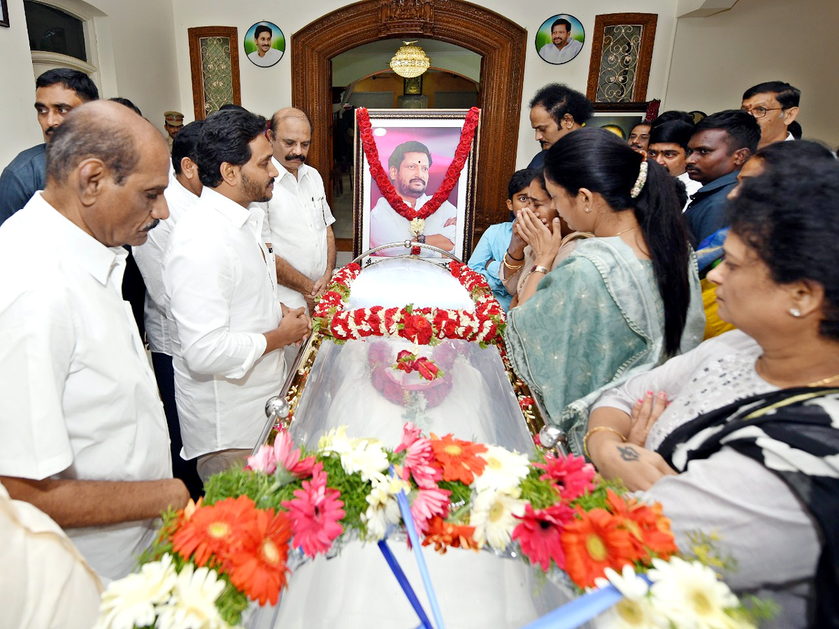 CM YS Jagan Pays Tribute To YSRCP MLC Challa Bhageerath Reddy - Sakshi1