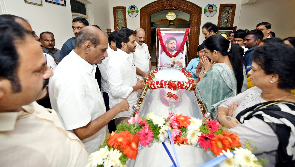 CM YS Jagan Pays Tribute To YSRCP MLC Challa Bhageerath Reddy - Sakshi4