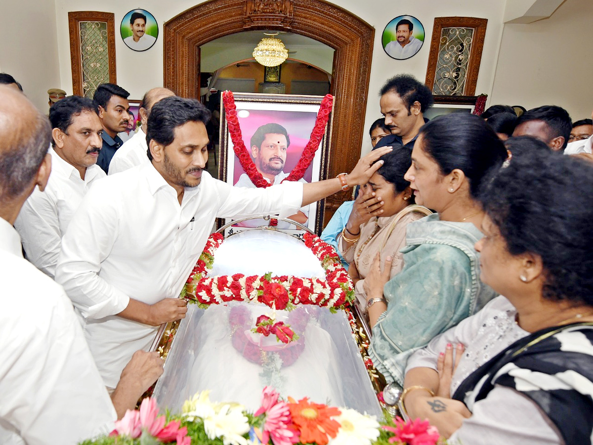 CM YS Jagan Pays Tribute To YSRCP MLC Challa Bhageerath Reddy - Sakshi5