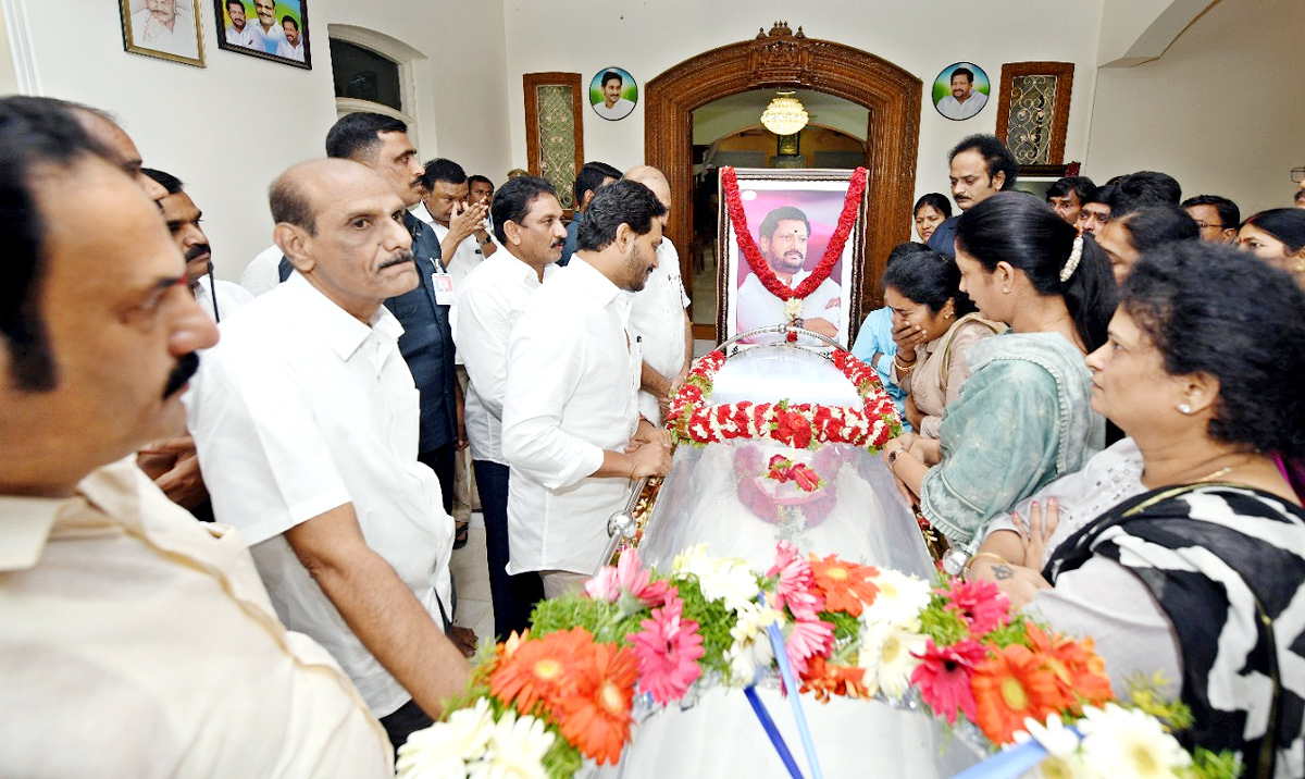 CM YS Jagan Pays Tribute To YSRCP MLC Challa Bhageerath Reddy - Sakshi6