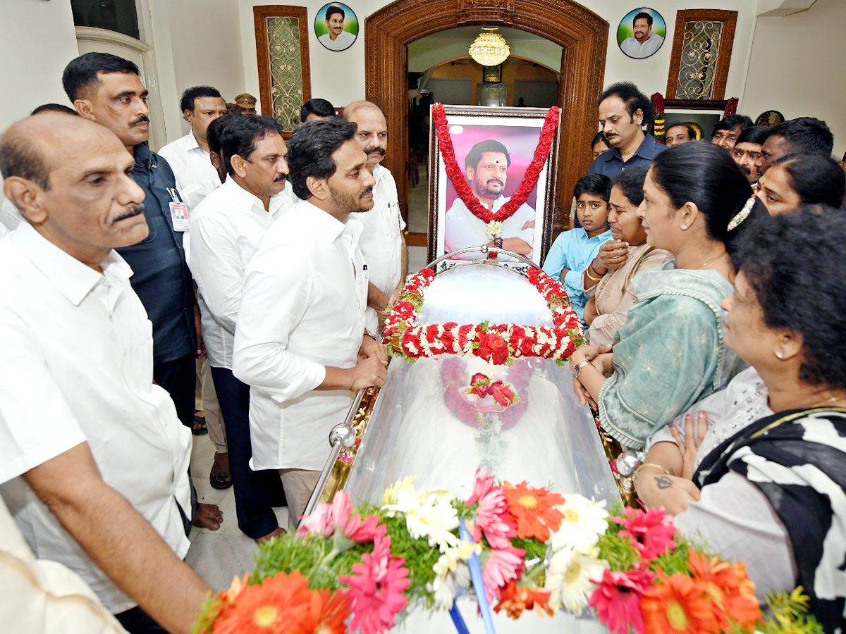 CM YS Jagan Pays Tribute To YSRCP MLC Challa Bhageerath Reddy - Sakshi7