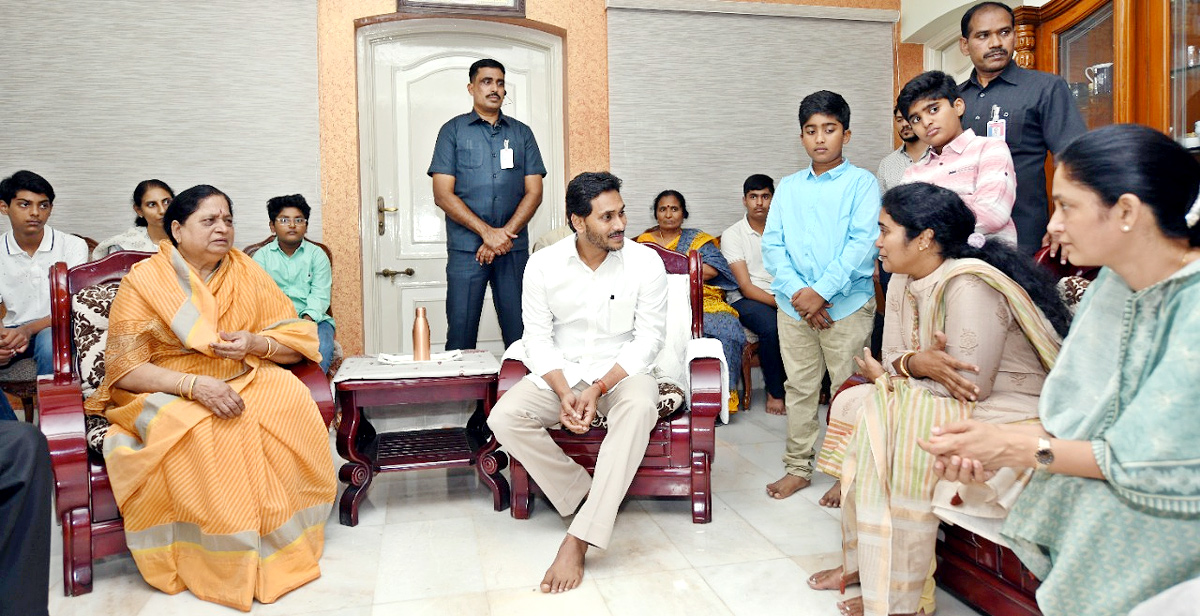 CM YS Jagan Pays Tribute To YSRCP MLC Challa Bhageerath Reddy - Sakshi9