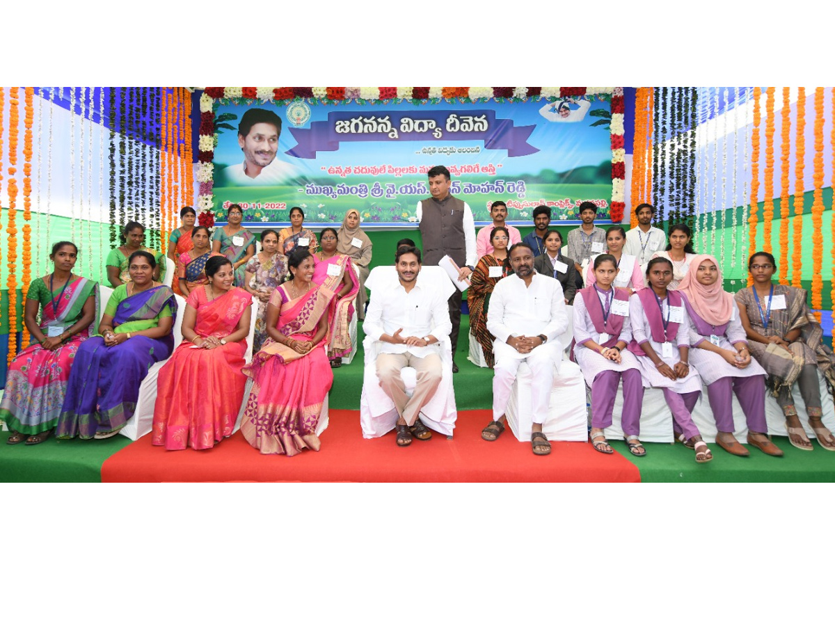 CM Jagan Participated in Jagananna Vidya Deevena at Madanapalle Photo Gallery - Sakshi16