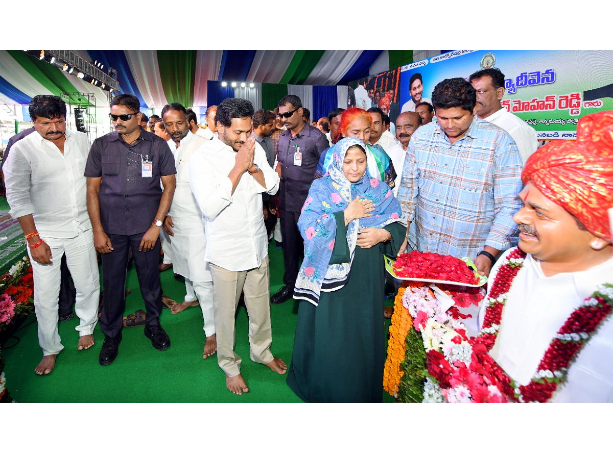 CM Jagan Participated in Jagananna Vidya Deevena at Madanapalle Photo Gallery - Sakshi17