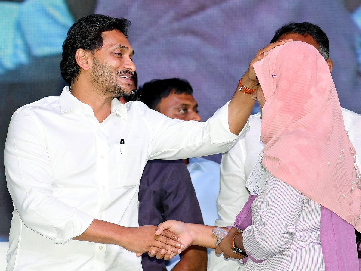 CM Jagan Participated in Jagananna Vidya Deevena at Madanapalle Photo Gallery - Sakshi23