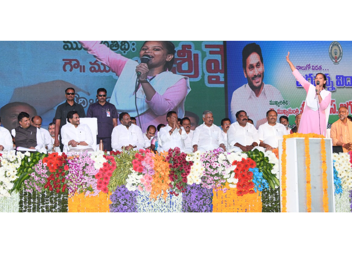 CM Jagan Participated in Jagananna Vidya Deevena at Madanapalle Photo Gallery - Sakshi25