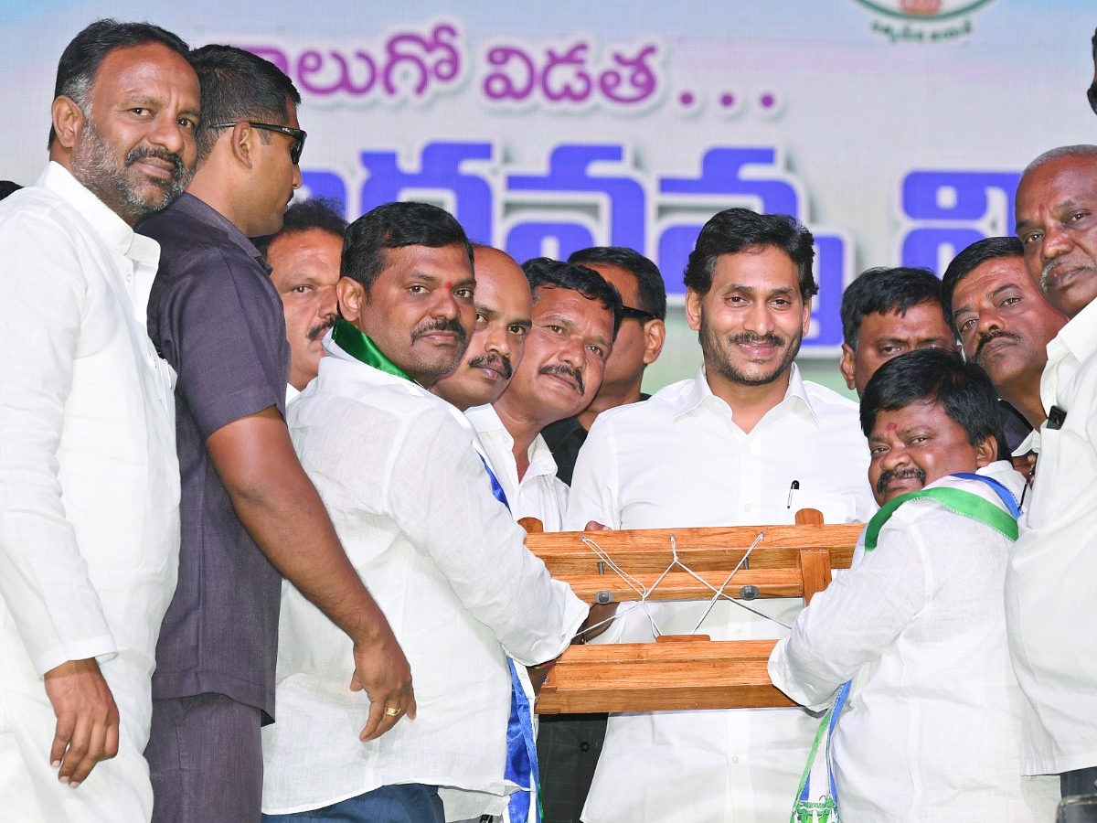 CM Jagan Participated in Jagananna Vidya Deevena at Madanapalle Photo Gallery - Sakshi37