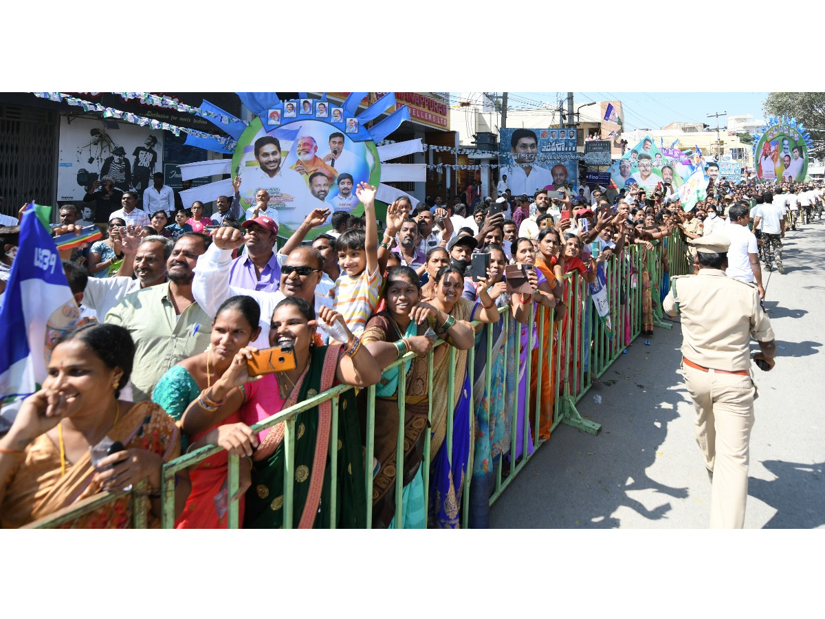 CM Jagan Participated in Jagananna Vidya Deevena at Madanapalle Photo Gallery - Sakshi3