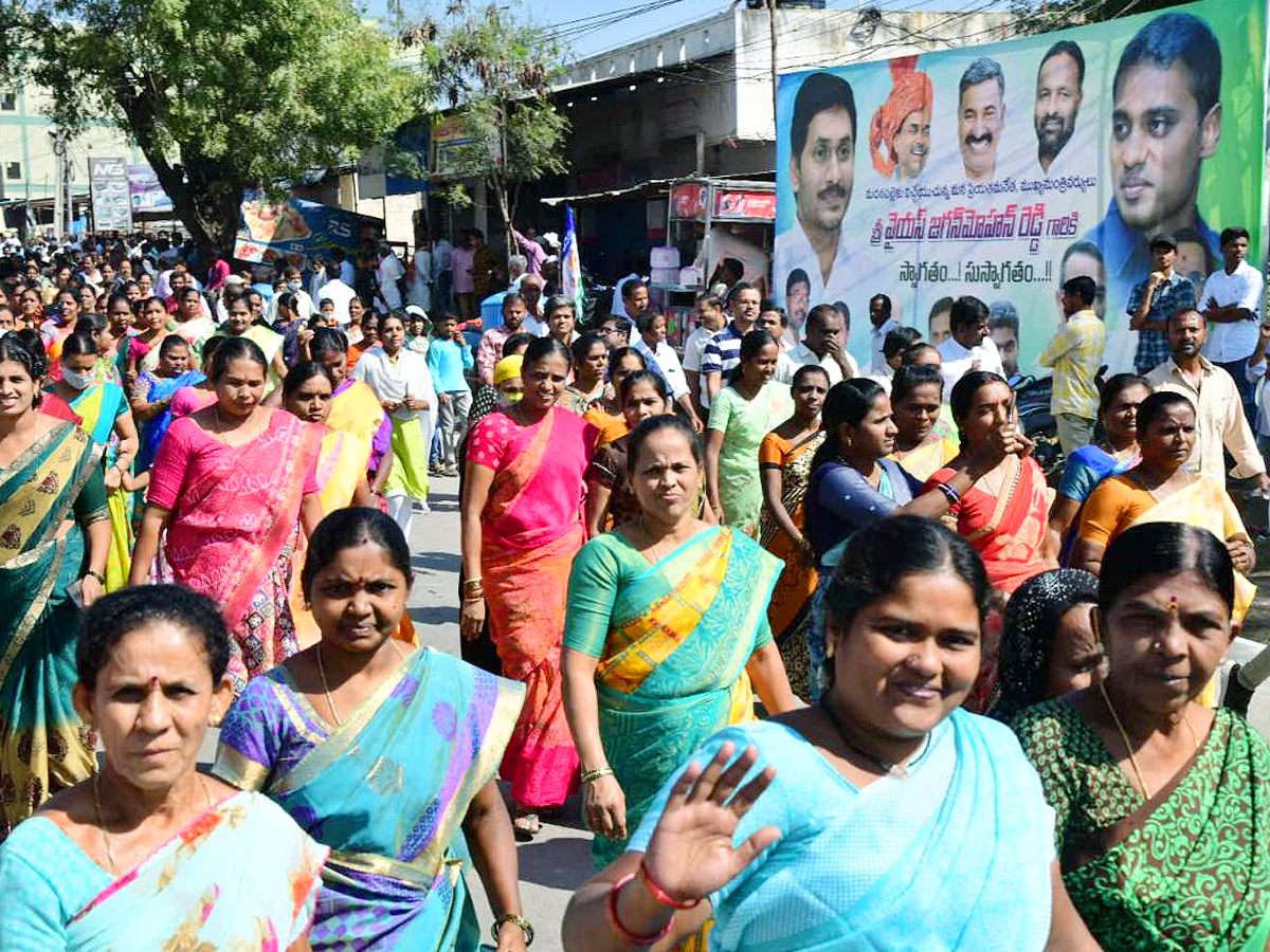 CM Jagan Participated in Jagananna Vidya Deevena at Madanapalle Photo Gallery - Sakshi8