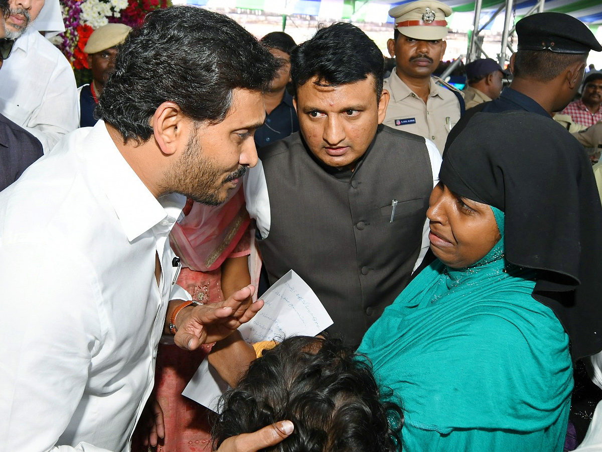 CM Jagan Participated in Jagananna Vidya Deevena at Madanapalle Photo Gallery - Sakshi38