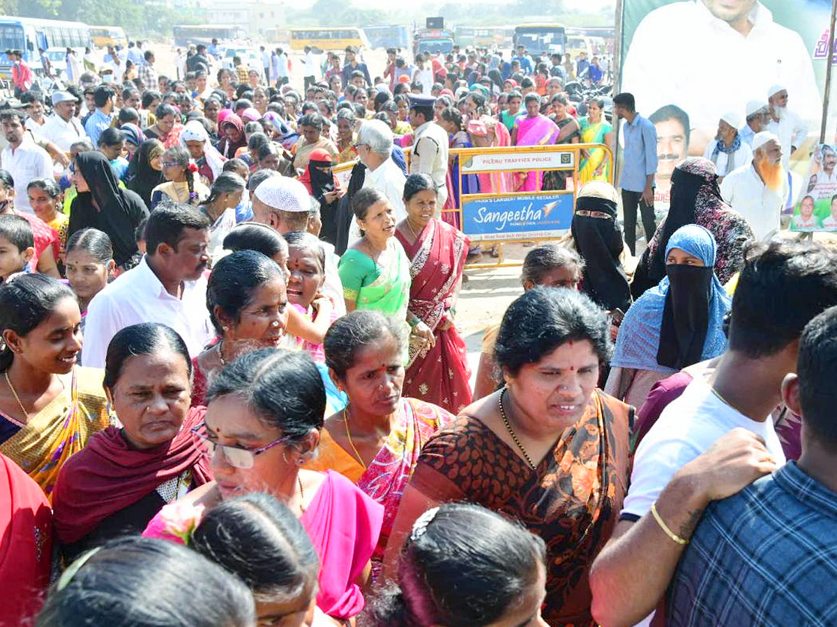 CM Jagan Participated in Jagananna Vidya Deevena at Madanapalle Photo Gallery - Sakshi10