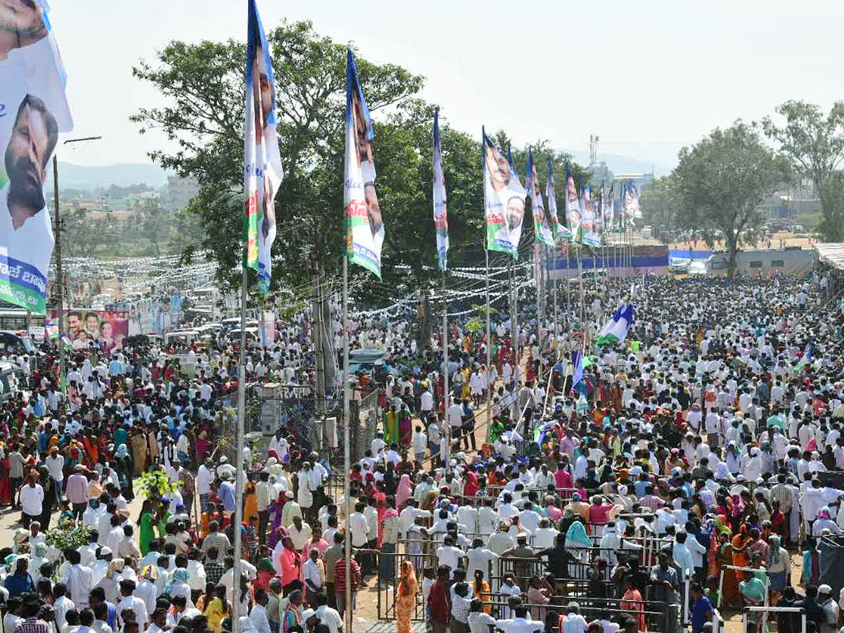 CM Jagan Participated in Jagananna Vidya Deevena at Madanapalle Photo Gallery - Sakshi13