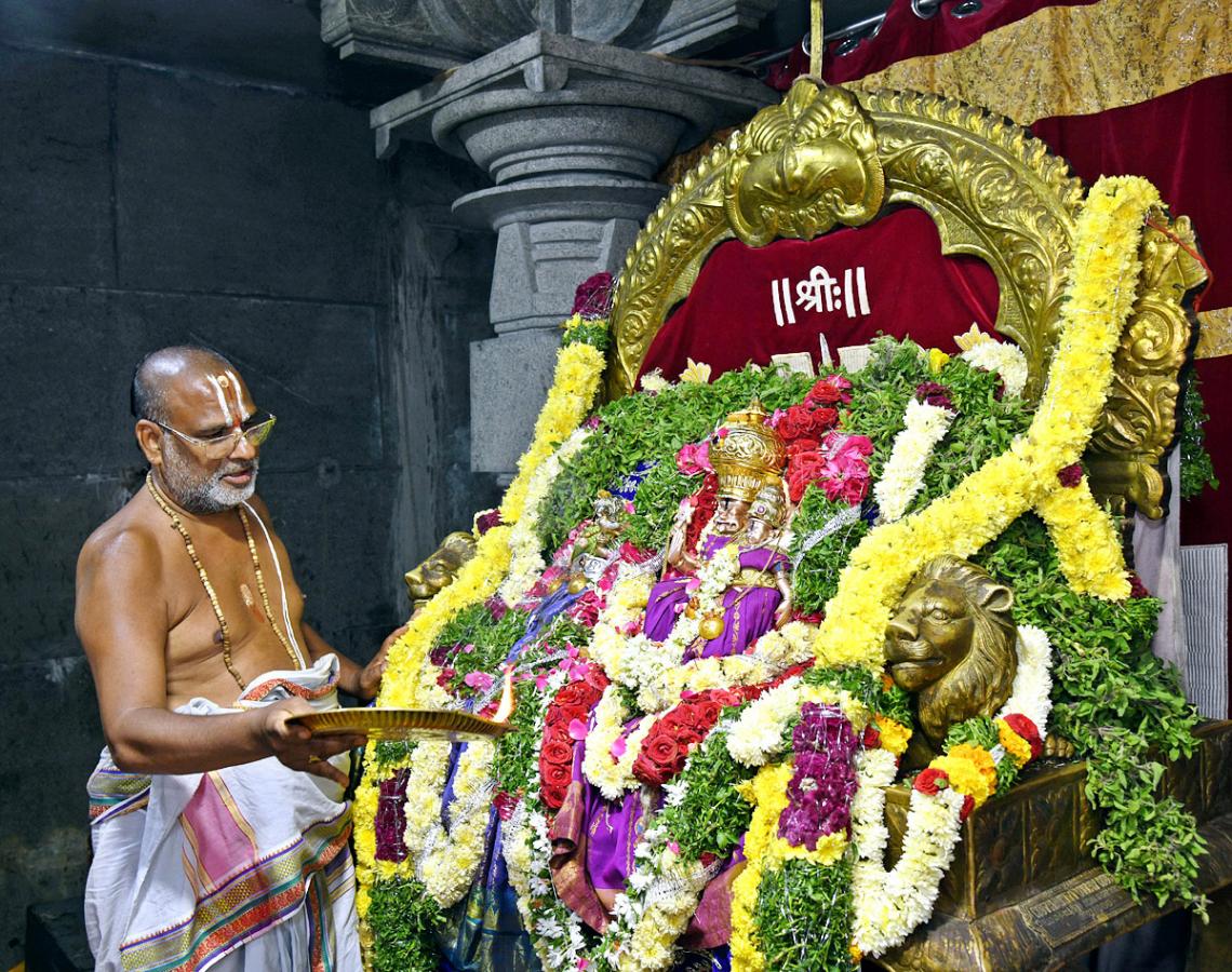 Huge Devotees at Yadagirigutta Temple - Sakshi27