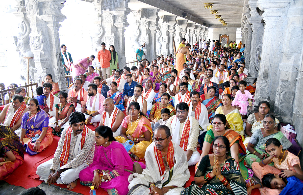 Huge Devotees at Yadagirigutta Temple - Sakshi2