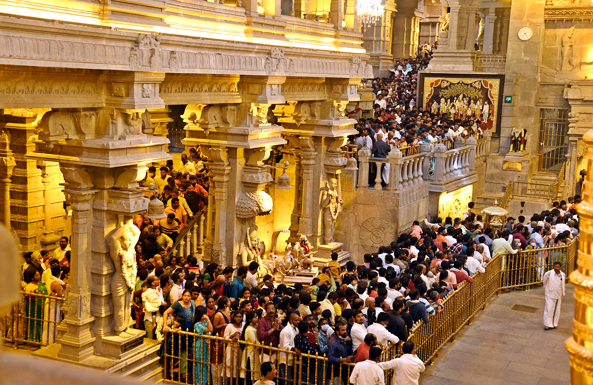 Huge Devotees at Yadagirigutta Temple - Sakshi3