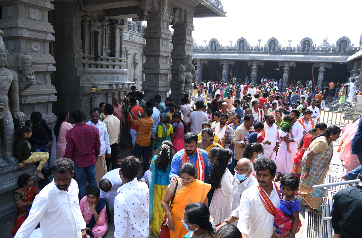 Huge Devotees at Yadagirigutta Temple - Sakshi4