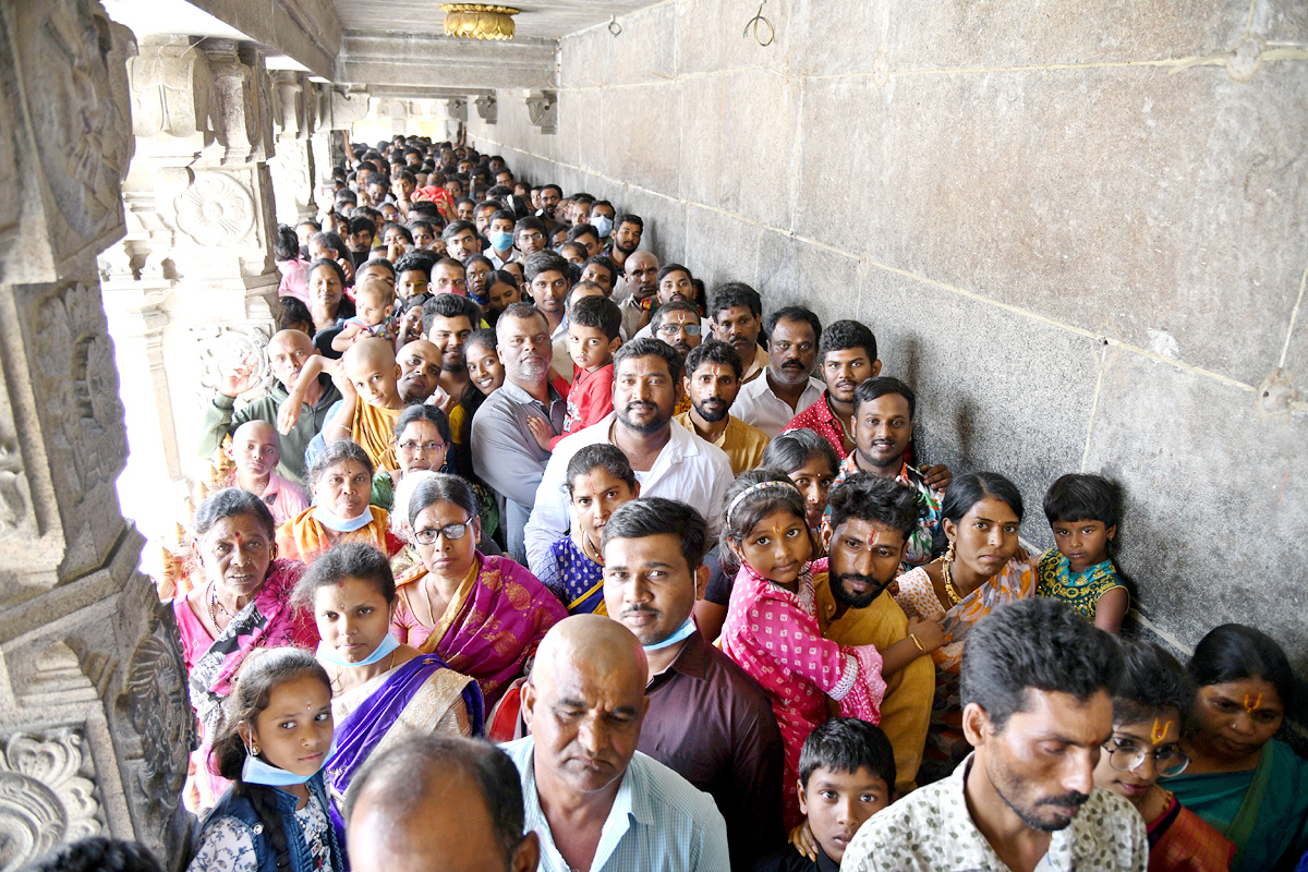 Huge Devotees at Yadagirigutta Temple - Sakshi5