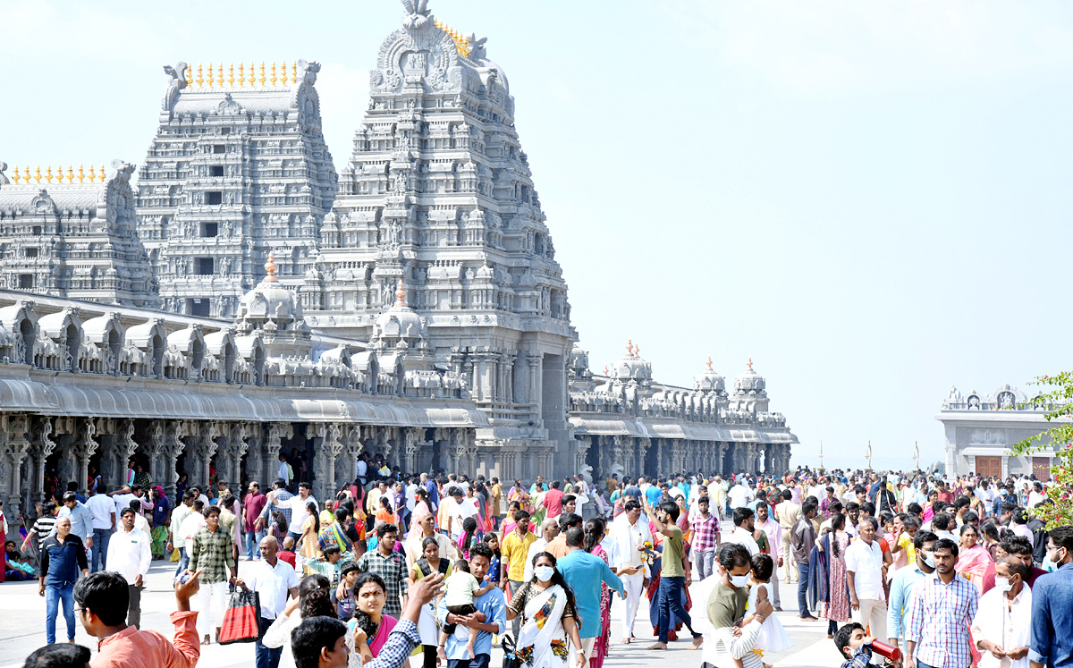 Huge Devotees at Yadagirigutta Temple - Sakshi6