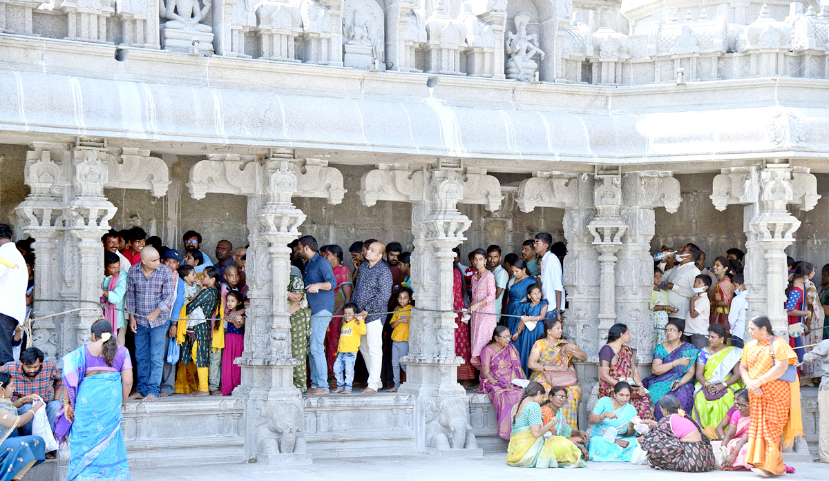 Huge Devotees at Yadagirigutta Temple - Sakshi7