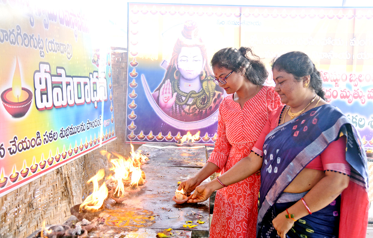 Huge Devotees at Yadagirigutta Temple - Sakshi9