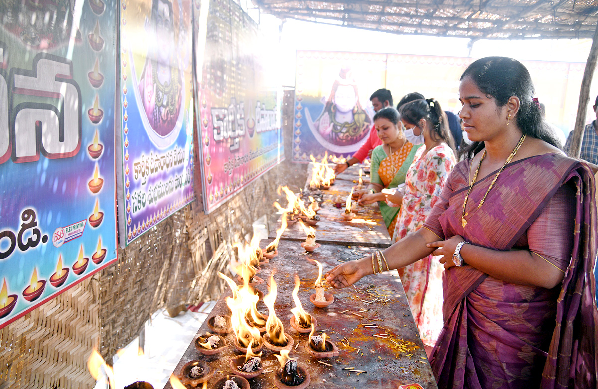 Huge Devotees at Yadagirigutta Temple - Sakshi10