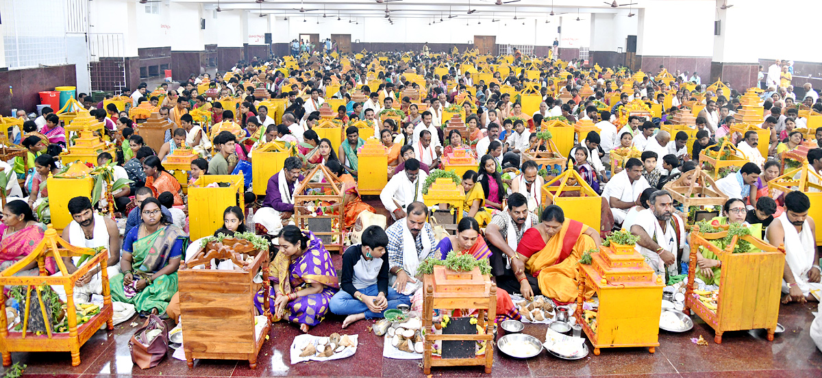 Huge Devotees at Yadagirigutta Temple - Sakshi11