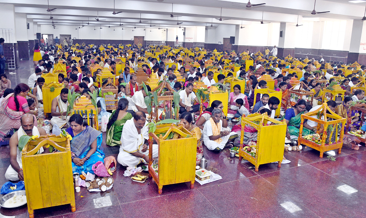 Huge Devotees at Yadagirigutta Temple - Sakshi12