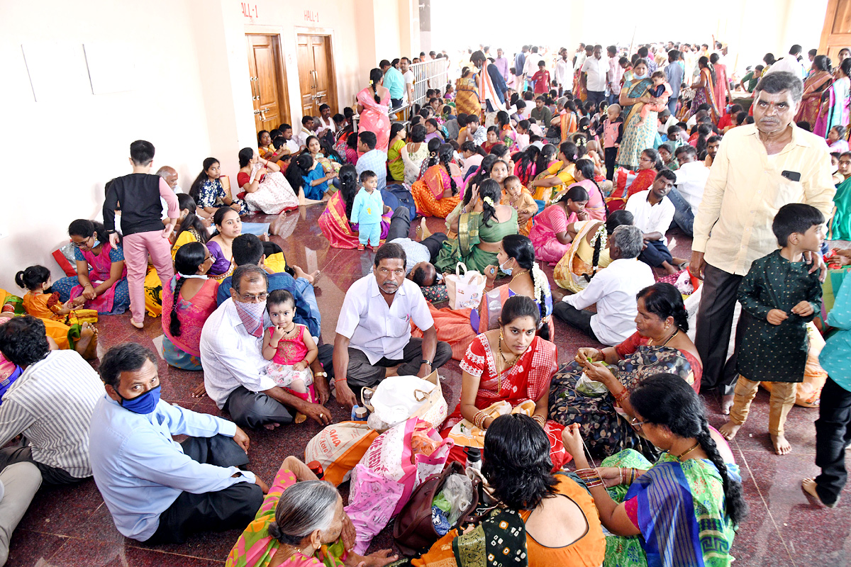 Huge Devotees at Yadagirigutta Temple - Sakshi13