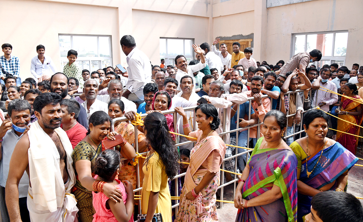 Huge Devotees at Yadagirigutta Temple - Sakshi14