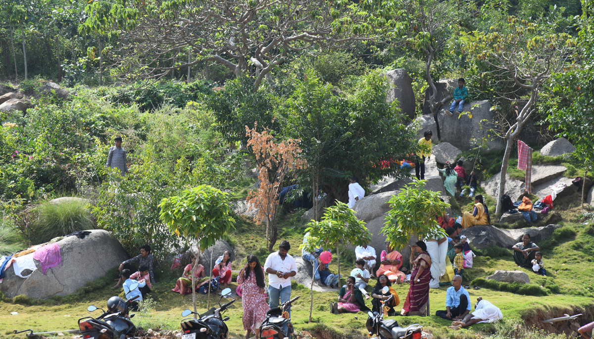 Huge Devotees at Yadagirigutta Temple - Sakshi15