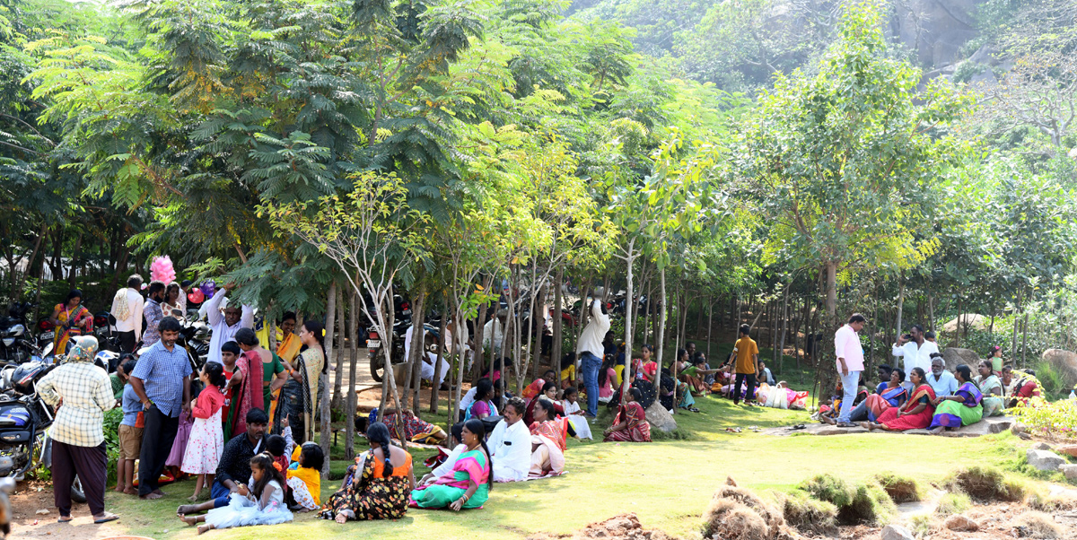 Huge Devotees at Yadagirigutta Temple - Sakshi16