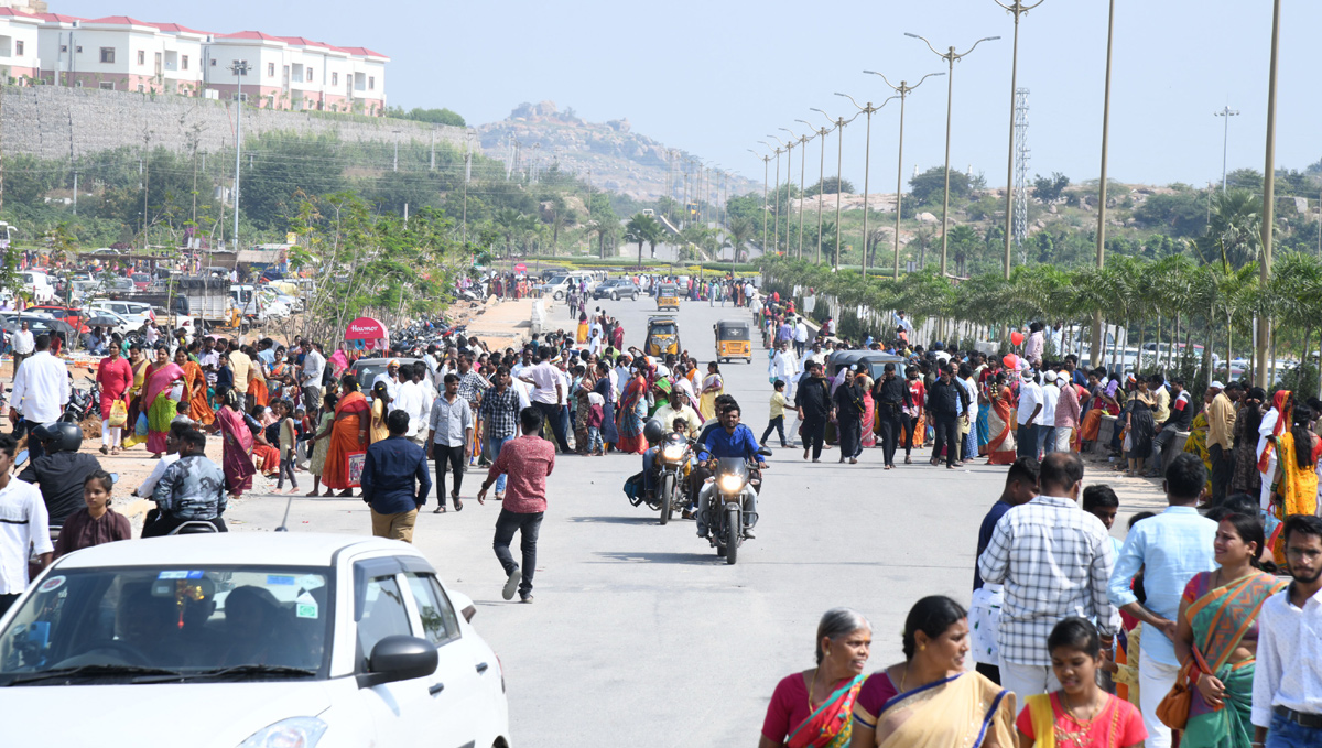 Huge Devotees at Yadagirigutta Temple - Sakshi17