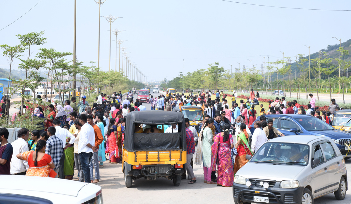 Huge Devotees at Yadagirigutta Temple - Sakshi18