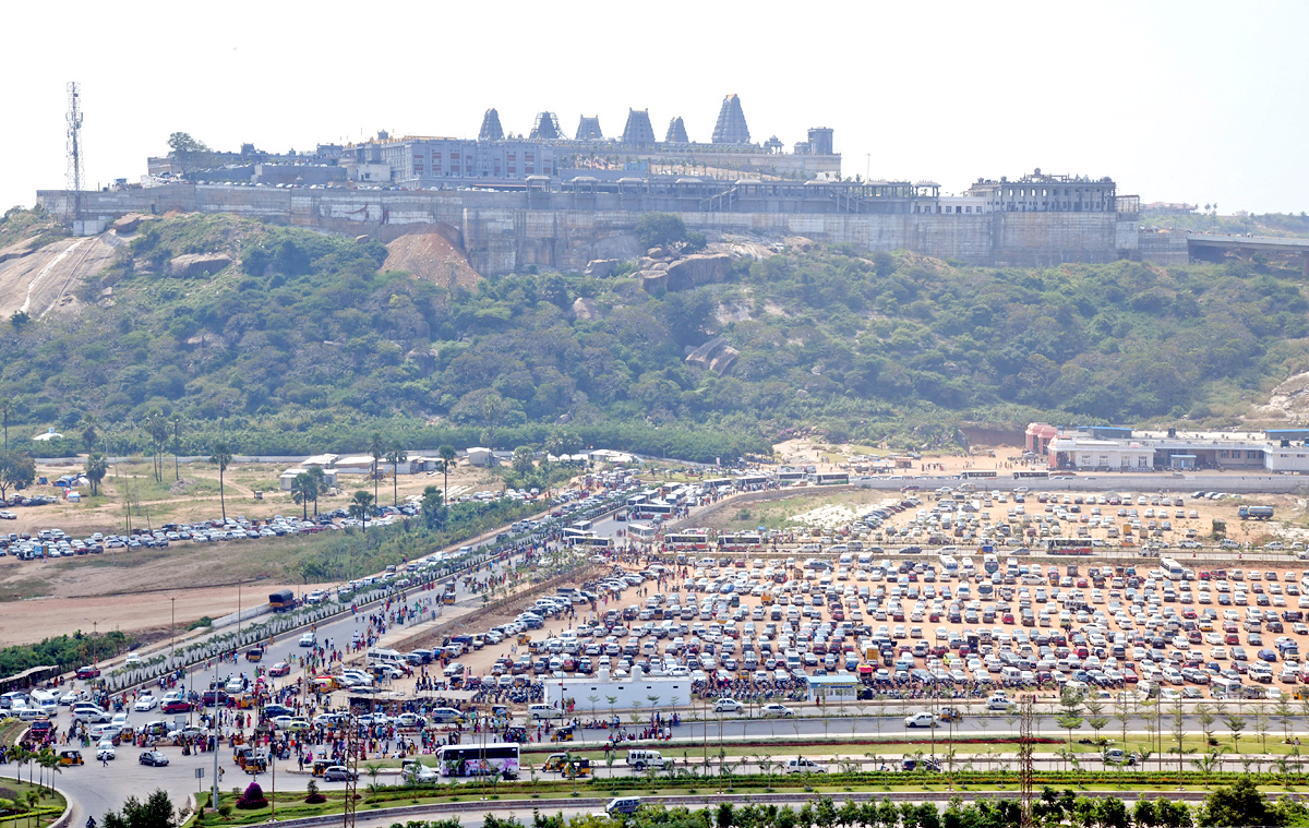 Huge Devotees at Yadagirigutta Temple - Sakshi19