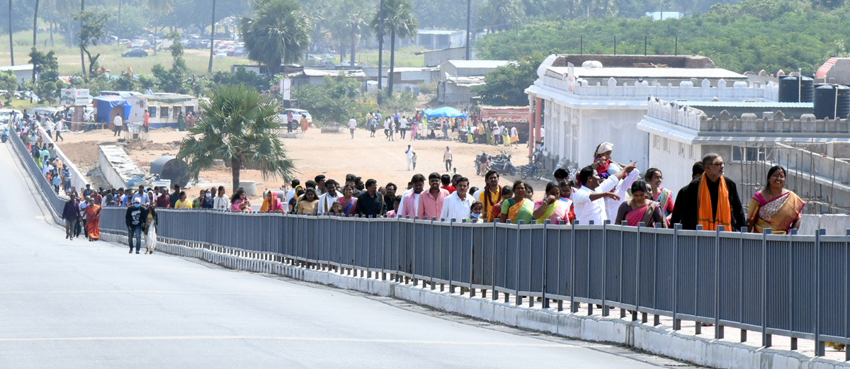 Huge Devotees at Yadagirigutta Temple - Sakshi20