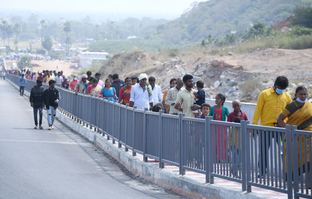 Huge Devotees at Yadagirigutta Temple - Sakshi21