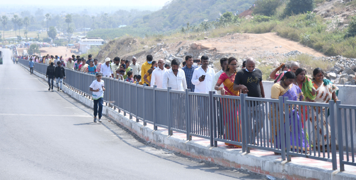 Huge Devotees at Yadagirigutta Temple - Sakshi22