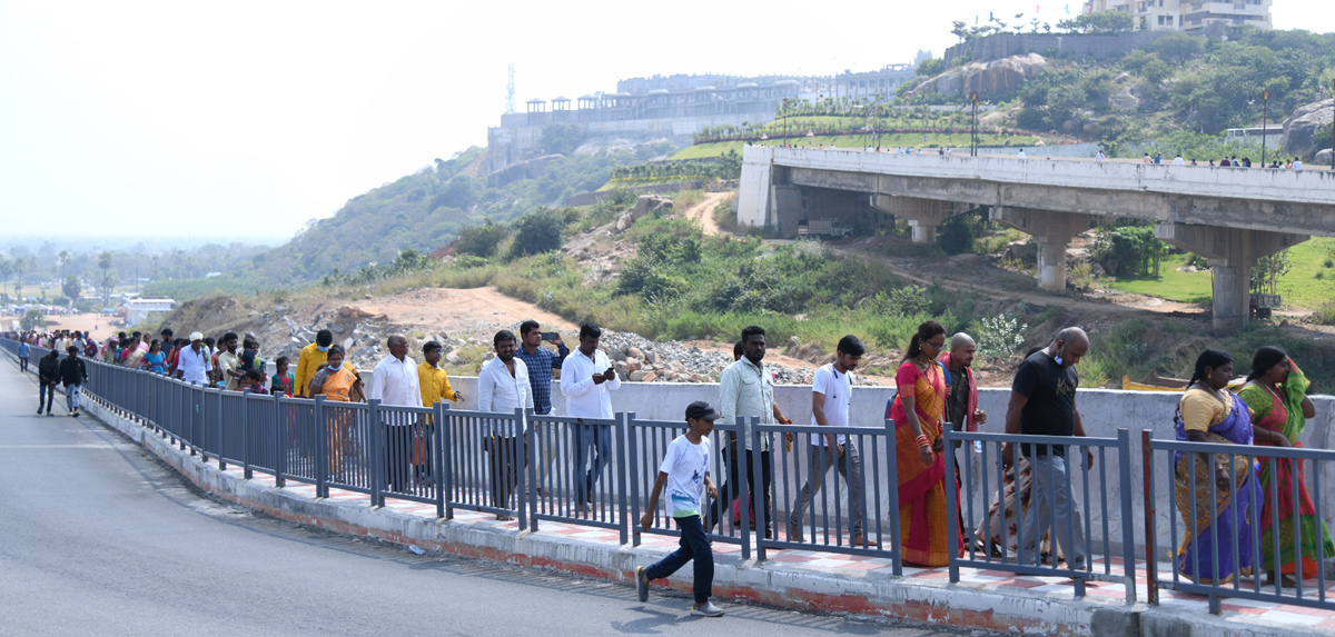 Huge Devotees at Yadagirigutta Temple - Sakshi23