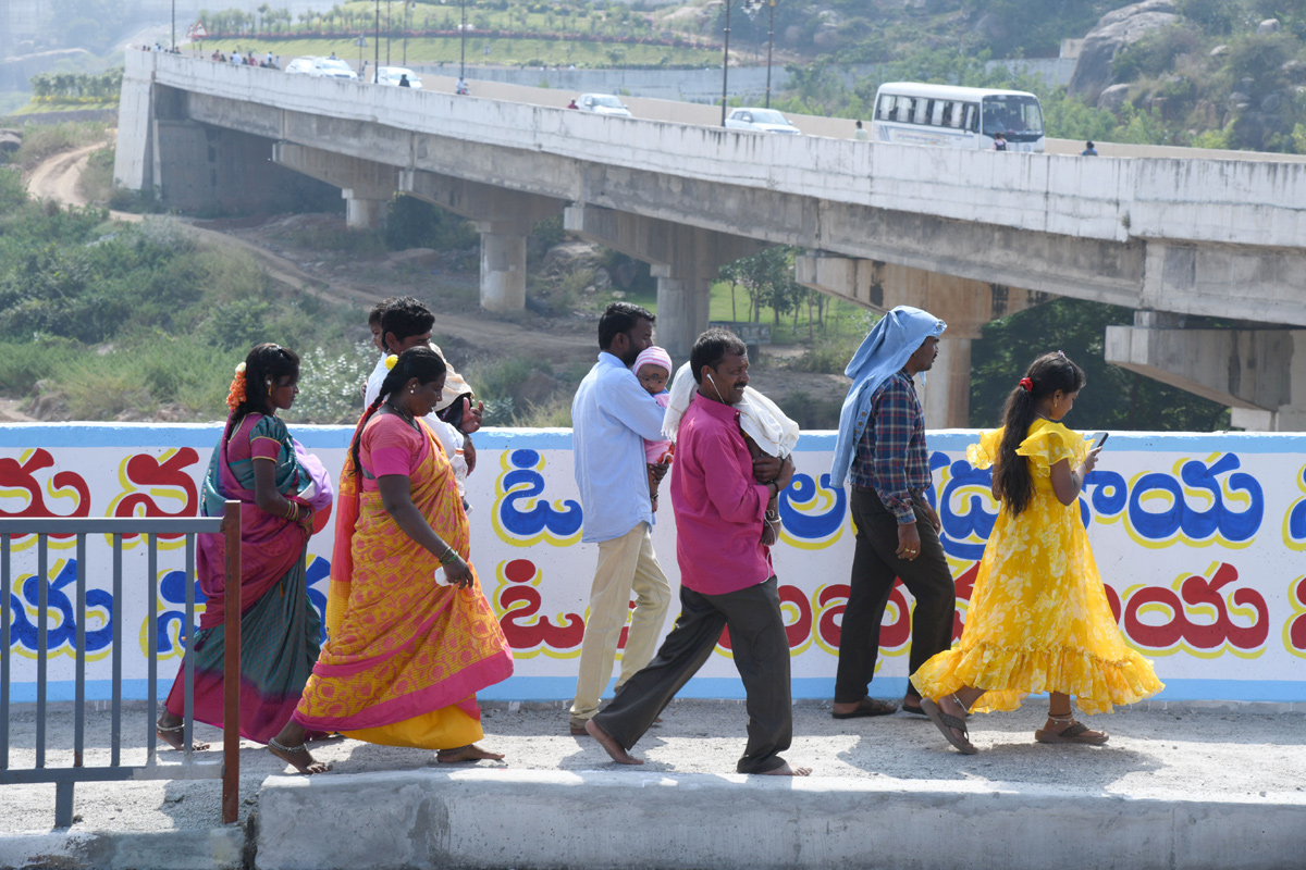 Huge Devotees at Yadagirigutta Temple - Sakshi24