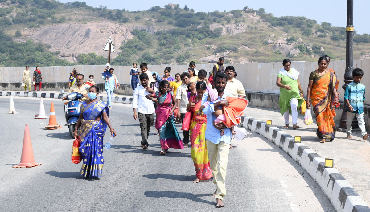 Huge Devotees at Yadagirigutta Temple - Sakshi25