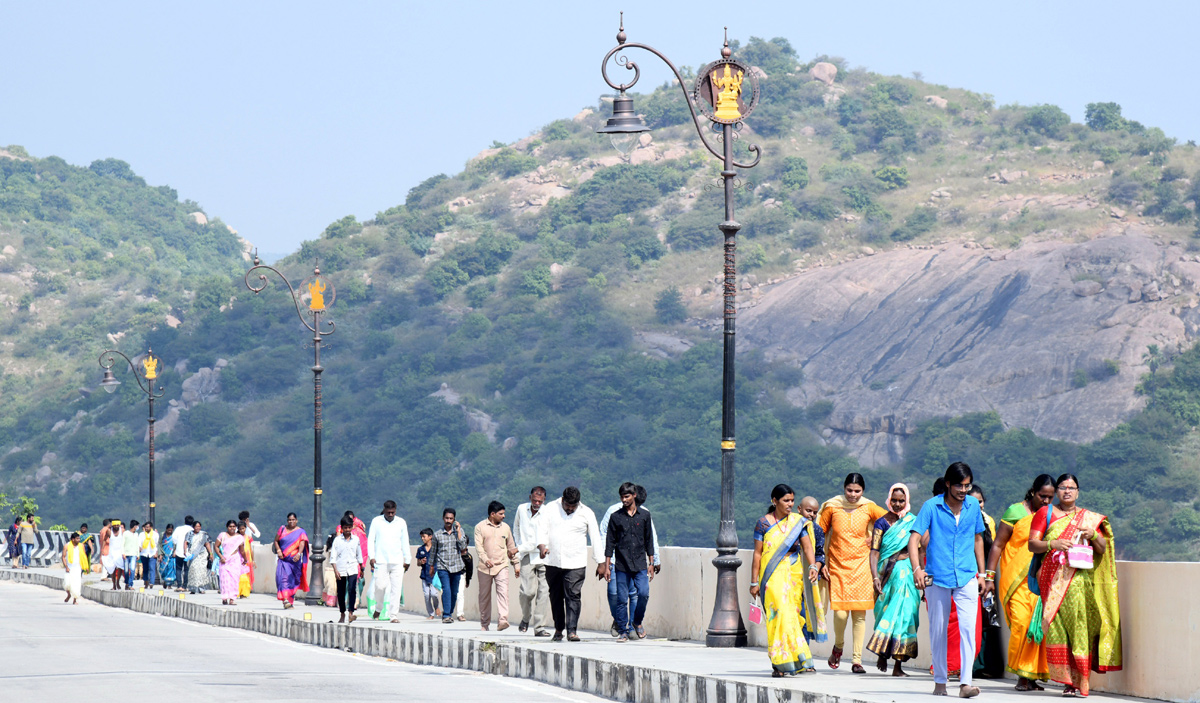 Huge Devotees at Yadagirigutta Temple - Sakshi26