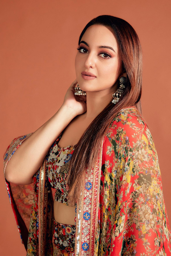 Bollywood Beauty Sonakshi Sinha Pics - Sakshi10